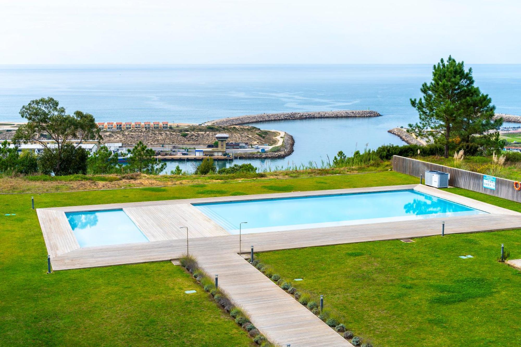 Mar A Vista - Condominium With Pool, Gym And Sea Views Nazare Room photo
